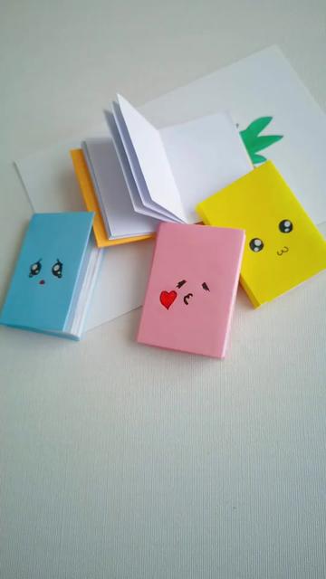 手工折纸迷你小本子,要是作业本就这么大该有多好@抖音小助手