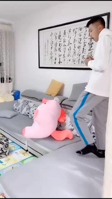 来自老大对妹妹玩偶"恶狠狠"的嫉妒